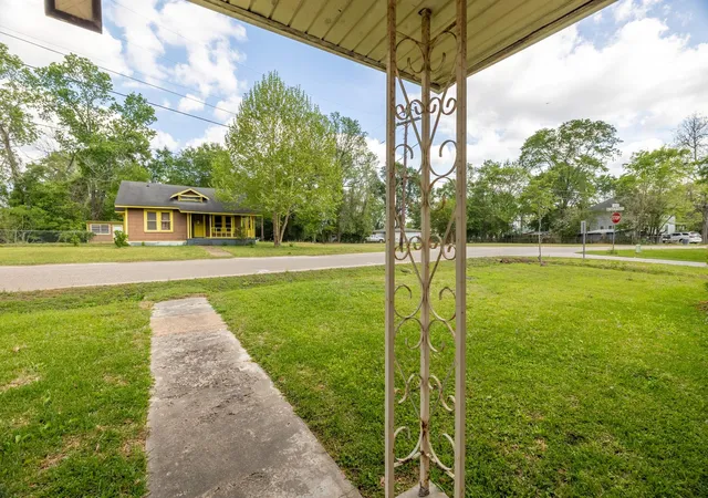 Photo 3 of Single family home for sale at 201 N Cleveland Ave, Cleveland, TX 77327 | MLS# 25297517 | Listing updated on 2026-08-10
