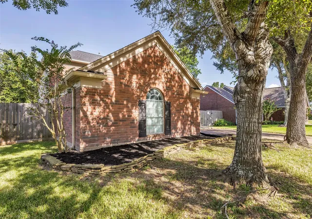 Photo 3 of Single family home for sale at 4007 Greenwood Dr, Pearland, TX 77584 | MLS# 17172913 | Listing updated on 2026-08-30