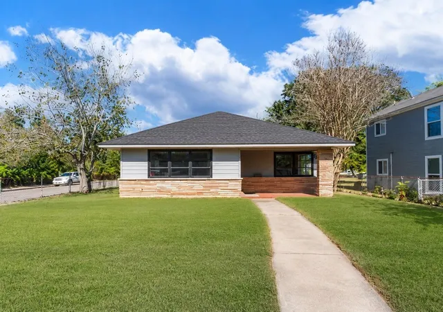 3rd image of 1230 W 4Th St, Freeport, TX 77541 | MLS# 65195209
