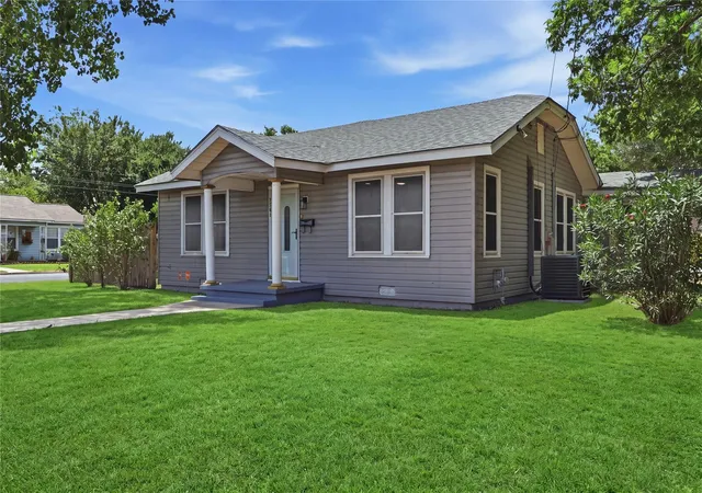 Photo 1 of Sale Pending at 1701 N East St, Victoria, TX 77901 | MLS# 88292648 | Listing updated on 2026-08-26