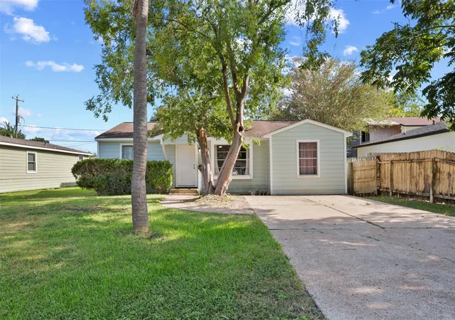 Photo 2 of Single family home for sale at 7406 Elbridge Ln, Houston, TX 77536 | MLS# 10368227 | Listing updated on 2026-10-06