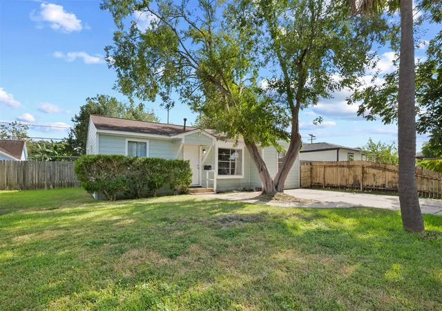 Photo 3 of Single family home for sale at 7406 Elbridge Ln, Houston, TX 77536 | MLS# 10368227 | Listing updated on 2026-10-06