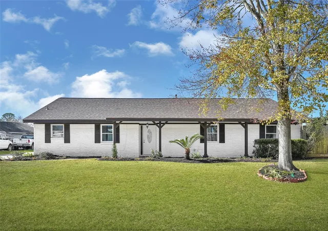 1st image of 4902 Green Willow Ln, Dickinson, TX 77539 | MLS# 52800991
