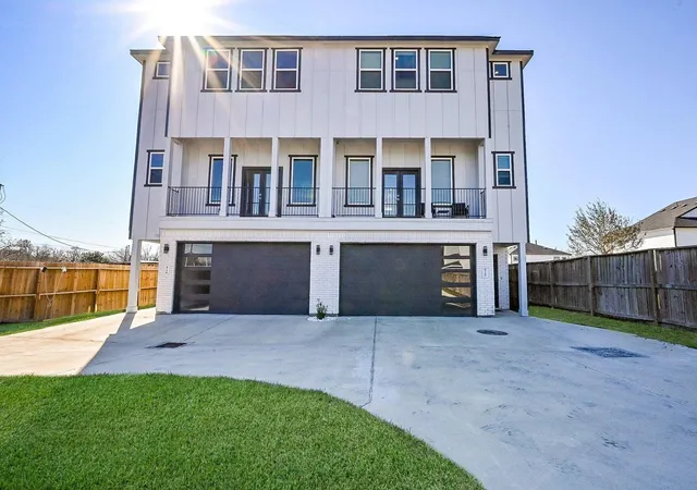 2nd image of 4746 E Mallow St E, Houston, TX 77033 | MLS# 2337111