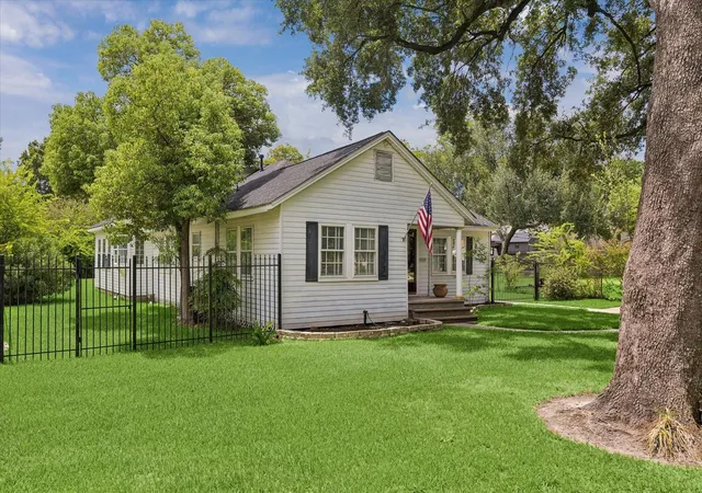 2nd image of 327 W 31st St, Houston, TX 77018 | MLS# 91281664