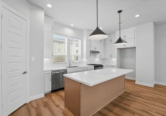 2nd image of 2706 Grand Fountains Dr #H, Houston, TX 77054 | MLS# 37078704