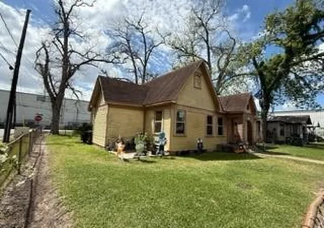 Photo 2 of Single family home for sale at 2621 Eastman St, Houston, TX 77009 | MLS# 2347407 | Listing updated on 2026-07-07
