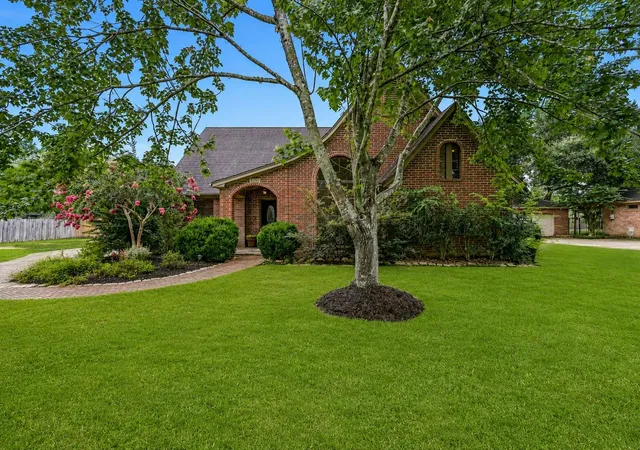 1st image of 1207 W Edgewood Dr, Friendswood, TX 77546 | MLS# 10320143