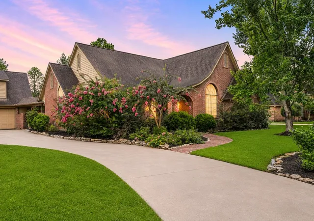 2nd image of 1207 W Edgewood Dr, Friendswood, TX 77546 | MLS# 10320143