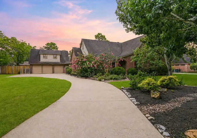 image of 1207 W Edgewood Dr, Friendswood, TX 77546 | MLS# 10320143