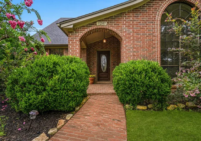 image of 1207 W Edgewood Dr, Friendswood, TX 77546 | MLS# 10320143