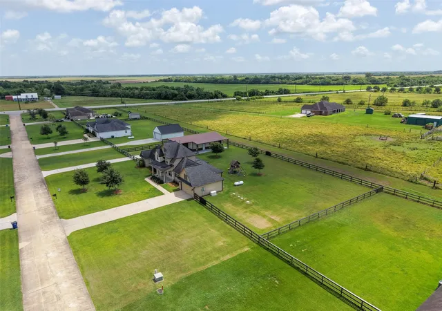 Photo 4 of Single family home for sale at 6811 Bayou Trl Dr, Alvin, TX 77511 | MLS# 35855222 | Listing updated on 2026-08-28