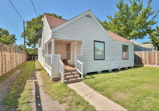 2nd image of 531 Dogwood St, Houston, TX 77022 | MLS# 30230932