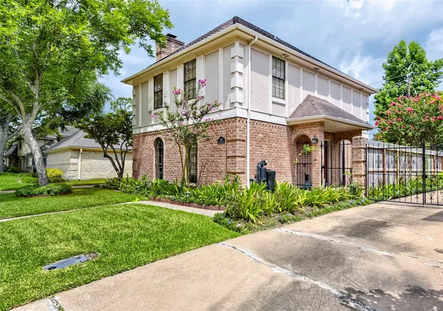 Photo 3 of Single family home for sale at 11622 Manor Park Dr, Houston, TX 77077 | MLS# 62204350 | Listing updated on 2026-09-10