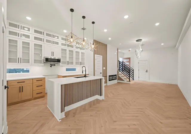 5th image of 8011 Bowen St, Houston, TX 77051