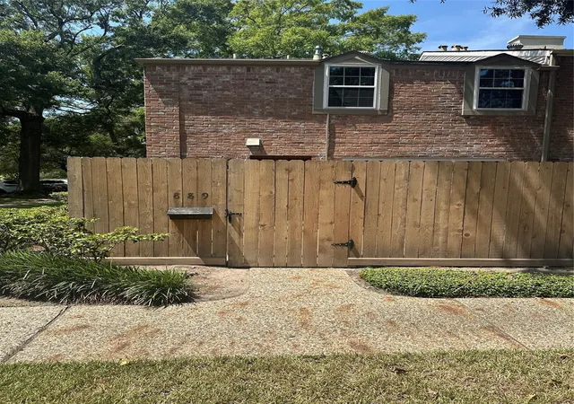 Townhouse for sale at 889 Wax Myrtle Ln, Houston, TX 77079 | MLS# 37407333