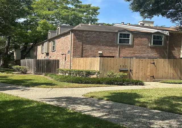Photo 2 of Townhouse for sale at 889 Wax Myrtle Ln, Houston, TX 77079 | MLS# 37407333 | Listing updated on 2026-10-05