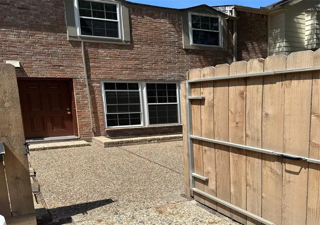 Photo 3 of Townhouse for sale at 889 Wax Myrtle Ln, Houston, TX 77079 | MLS# 37407333 | Listing updated on 2026-10-05
