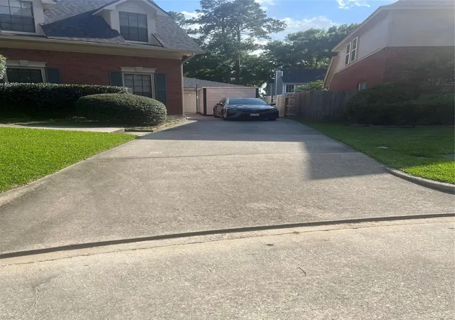 Photo 2 of Sale Pending at 3502 Fern River Dr, Kingwood, TX 77345 | MLS# 32690288 | Listing updated on 2026-09-16