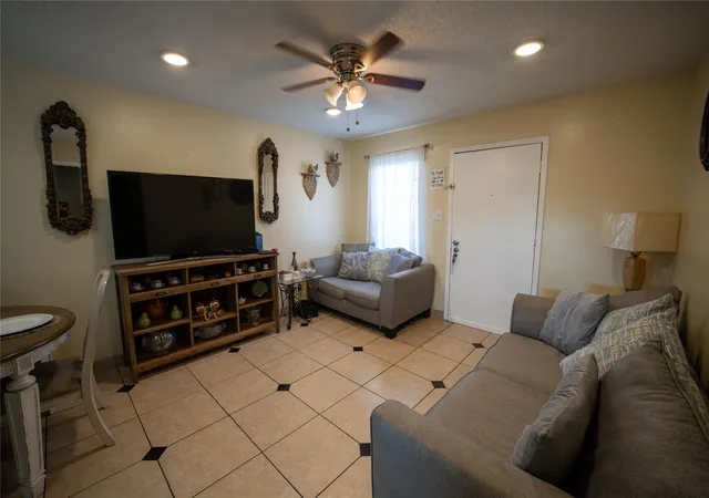 3rd image of 1220 Shadowdale Dr #8, Houston, TX 77043 | MLS# 21141141