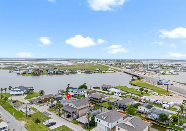 4th image of 21 Edgewater St, Hitchcock, TX 77563 | MLS# 80772835