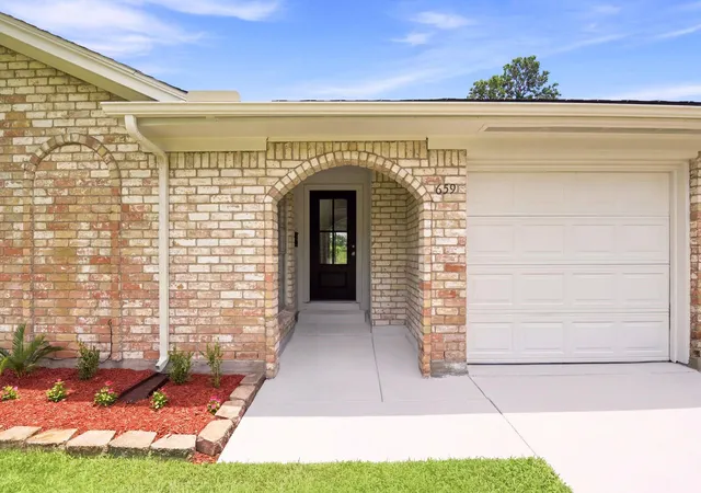 Photo 4 of Single family home for sale at 659 Grand Oaks Dr, Houston, TX 77015 | MLS# 63059141 | Listing updated on 2026-09-23
