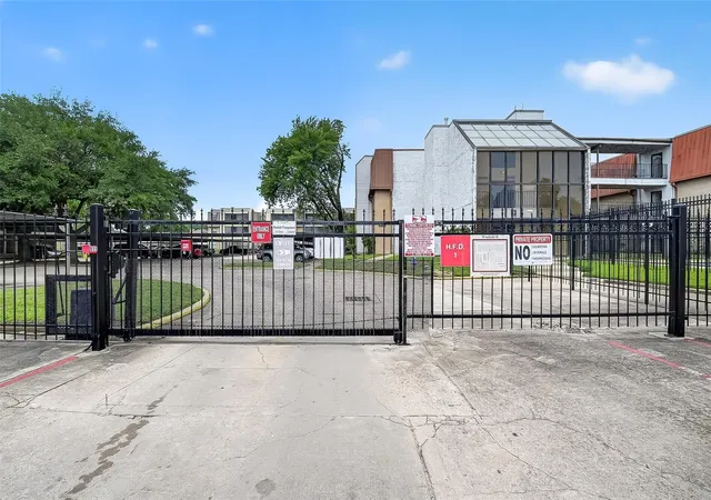 3rd image of 10110 Forum West Dr #406, Houston, TX 77036 | MLS# 66411354