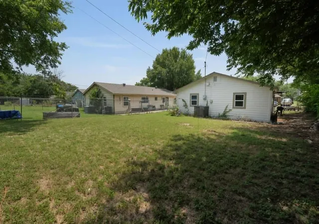 12th image of 1021 Baker St, Fort Worth, TX 76104 | MLS# 62957108