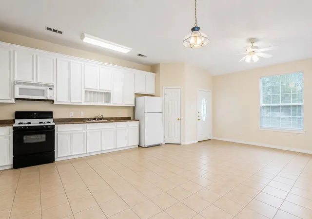 Listing Photo 4 - Condo for sale in building located at 6131 Andwood St, Houston, TX 77087