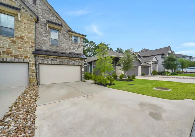 Photo 2 of Townhouse for sale at 231 S Spotted Fern Dr, Montgomery, TX 77316 | MLS# 26872079 | Listing updated on 2026-08-25