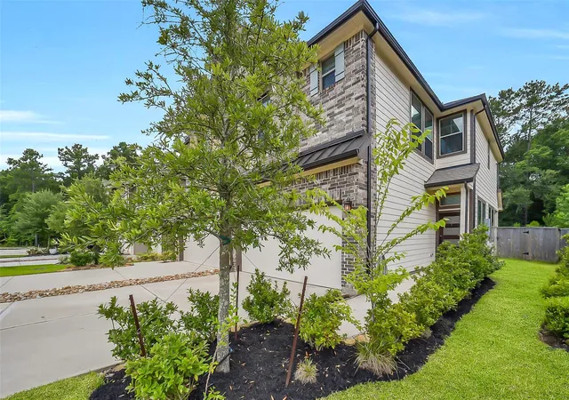 Photo 2 of Townhouse for sale at 231 S Spotted Fern Dr, Montgomery, TX 77316 | MLS# 26872079 | Listing updated on 2026-08-25