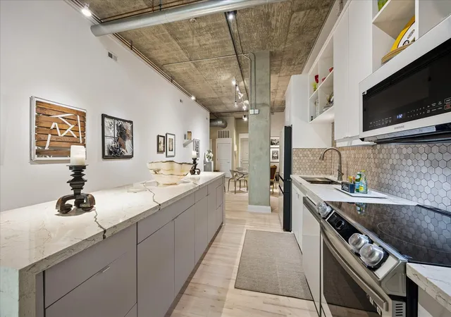 Listing Photo 4 - Condo for sale in building located at 1401 Calumet St, Houston, TX 77004 - Unit #508