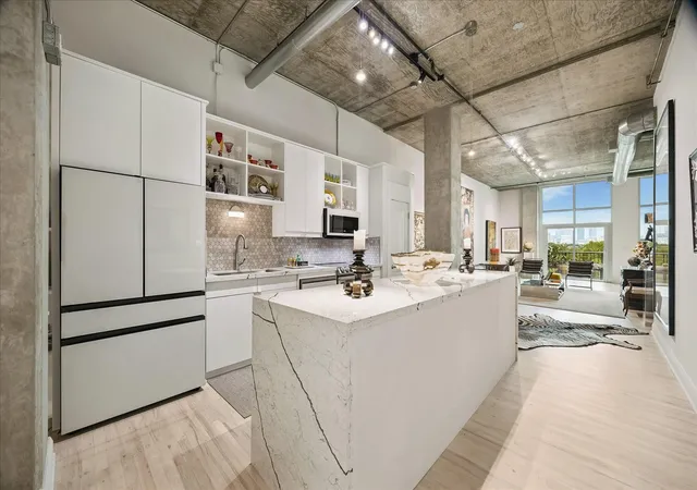 Listing Photo 5 - Condo for sale in building located at 1401 Calumet St, Houston, TX 77004 - Unit #508