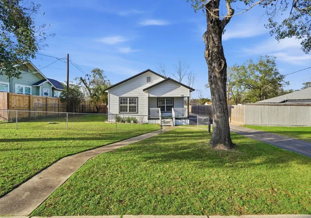 2nd image of 308 E Phillips St, Conroe, TX 77301 | MLS# 89923424