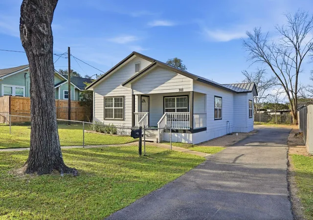 3rd image of 308 E Phillips St, Conroe, TX 77301 | MLS# 89923424