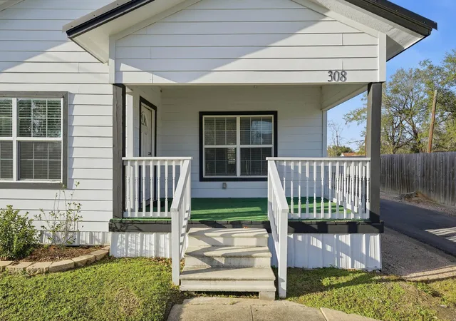 4th image of 308 E Phillips St, Conroe, TX 77301 | MLS# 89923424