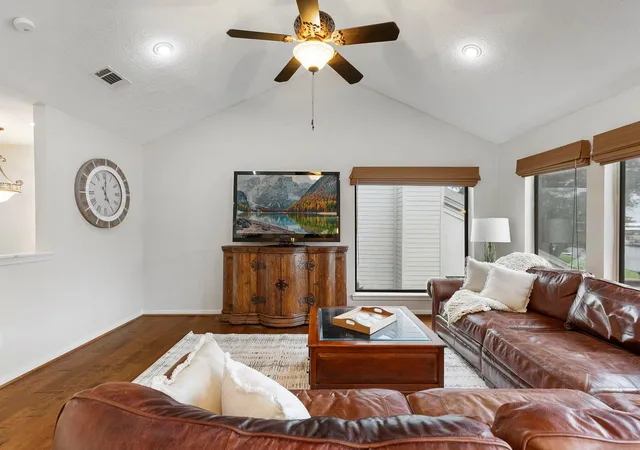 Photo 4 of Townhouse for sale at 3930 Knollcrest Dr, Montgomery, TX 77356 | MLS# 94236914 | Listing updated on 2026-09-08