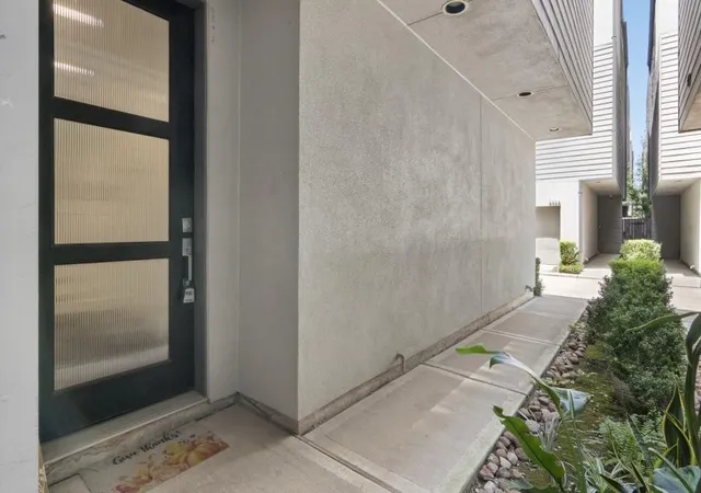 3rd image of 2376 Commerce St, Houston, TX 77003 | MLS# 28161004