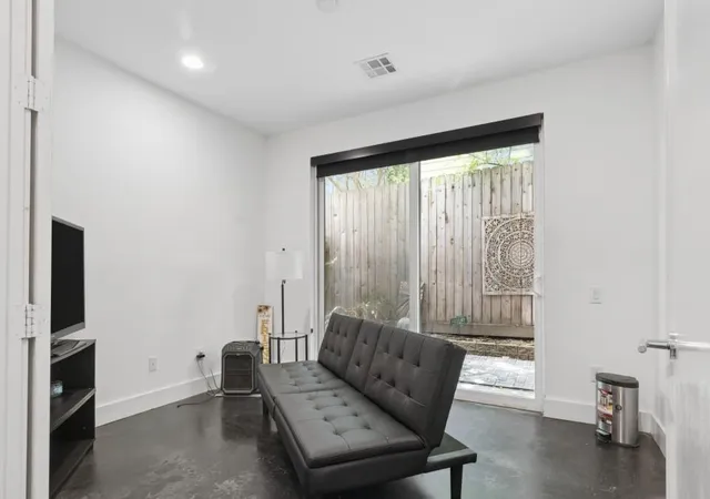 4th image of 2376 Commerce St, Houston, TX 77003 | MLS# 28161004