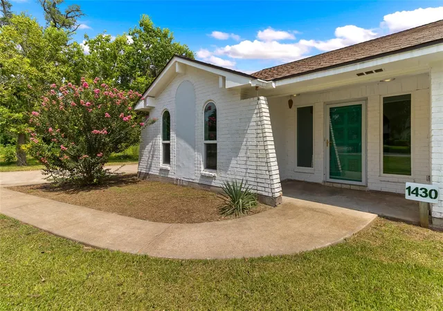 2nd image of 1430 North Rd, Lake Jackson, TX 77566 | MLS# 60586636