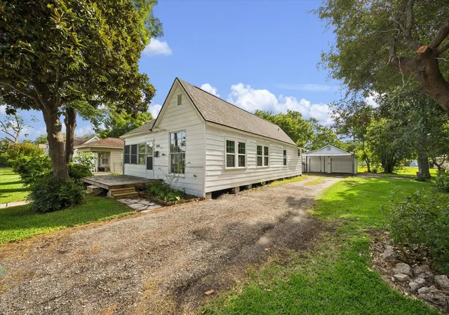 2nd image of 408 S 4th St, La Porte, TX 77571 | MLS# 34291727