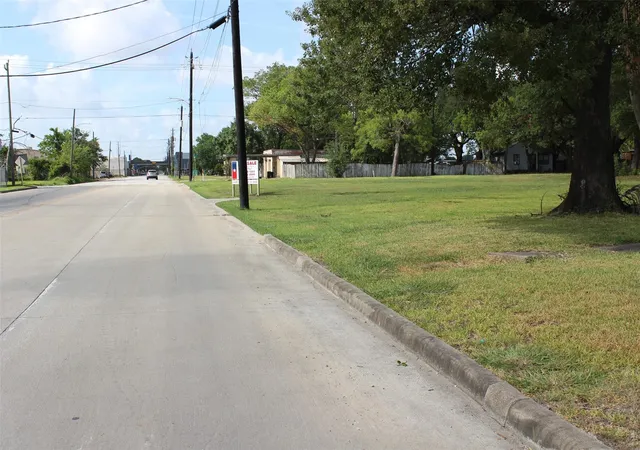2nd image of 106 W Pitts Ave, Pasadena, TX 77506 | MLS# 2172531