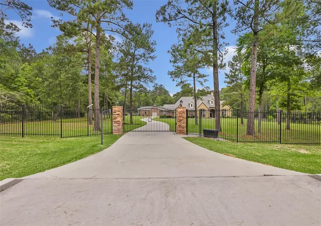 Photo 2 of Single family home for sale at 229 Sundog Rd, Huntsville, TX 77340 | MLS# 51636406 | Listing updated on 2026-09-15