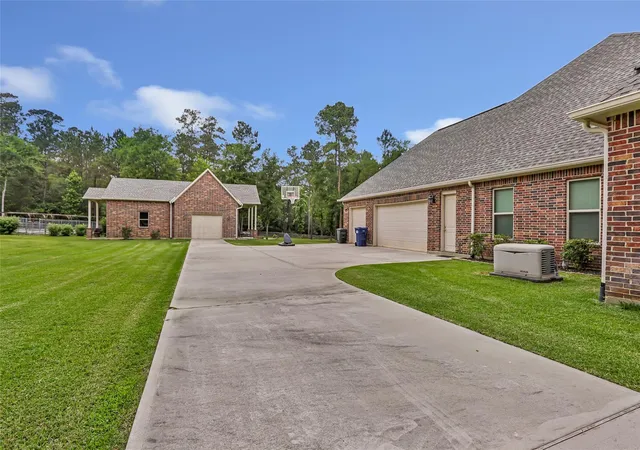 Photo 4 of Single family home for sale at 229 Sundog Rd, Huntsville, TX 77340 | MLS# 51636406 | Listing updated on 2026-09-15