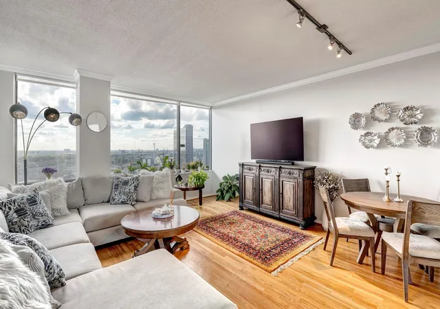 Condo for sale at 15 Greenway Plz #17B, Houston, TX 77046 | MLS# 70667799