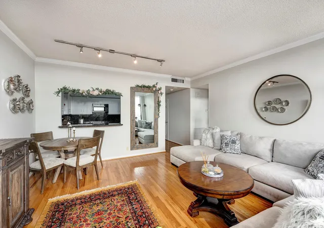 Photo 2 of Condo for sale at 15 Greenway Plz #17B, Houston, TX 77046 | MLS# 70667799 | Listing updated on 2026-09-08