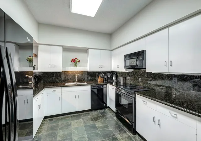 Photo 3 of Condo for sale at 15 Greenway Plz #17B, Houston, TX 77046 | MLS# 70667799 | Listing updated on 2026-09-08