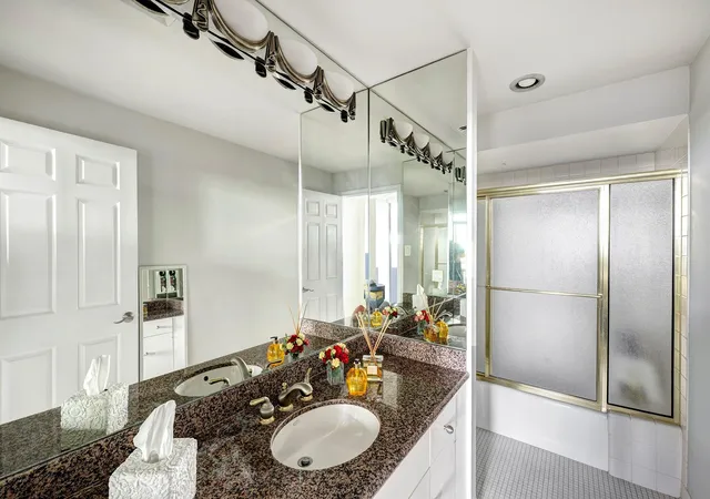 Photo 4 of Condo for sale at 15 Greenway Plz #17B, Houston, TX 77046 | MLS# 70667799 | Listing updated on 2026-09-08