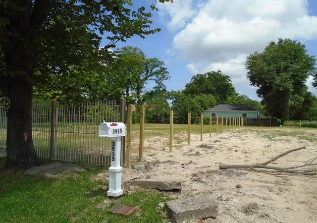 Photo 3 of Sale Pending at 3911 Dorchester St, Houston, TX 77016 | MLS# 8396070 | Listing updated on 2020-10-04