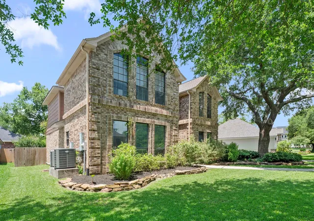 Photo 3 of Sale Pending at 7810 Magnolia Cvs Ct, Humble, TX 77346 | MLS# 13477358 | Listing updated on 2026-09-11